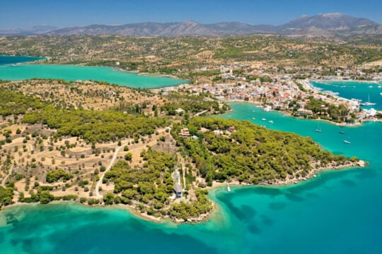 Η κωμόπολη της Αργολίδας που έχει γίνει παγκόσμιος προορισμός «ήσυχης» πολυτέλειας