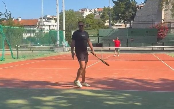 Μετά τη συνέντευξη ο Αδωνις παίζει και… τένις με τον Κασσελάκη