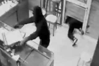 Καρέ – καρέ η δράση της συμμορίας που ρήμαζε κοσμηματοπωλεία στην Αττική [βίντεο]
