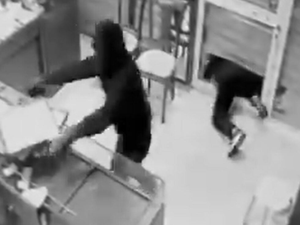 Καρέ – καρέ η δράση της συμμορίας που ρήμαζε κοσμηματοπωλεία στην Αττική [βίντεο]