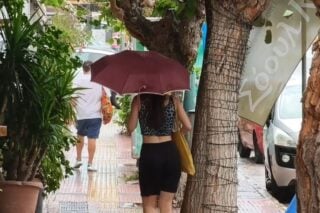 Βγήκαν ξανά οι ομπρέλες στην Αθήνα – Πού θα βρέξει σήμερα [βίντεο]