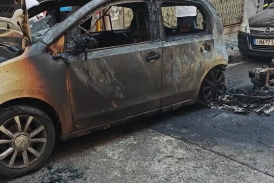 Αυτοκίνητο κάηκε ολοσχερώς μετά από έκρηξη ηλεκτρικού σκούτερ στην Κυψέλη [βίντεο]