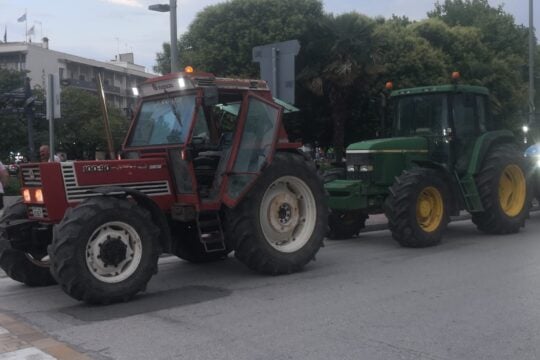 Αγρότες: Βγήκαν με τα τρακτέρ τους στο κέντρο των Τρικάλων – «Υπάρχει πρόβλημα επιβίωσης» [βίντεο]