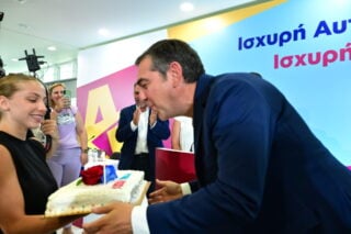 Η έκπληξη στον Αλέξη Τσίπρα για τα γενέθλιά του [βίντεο]