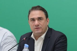 Τσουκαλάς για Μητσοτάκη: «Όχι μόνο δεν καρφώνει ανάποδα σαν τον Jordan, αλλά πάει ανάποδα τη χώρα»