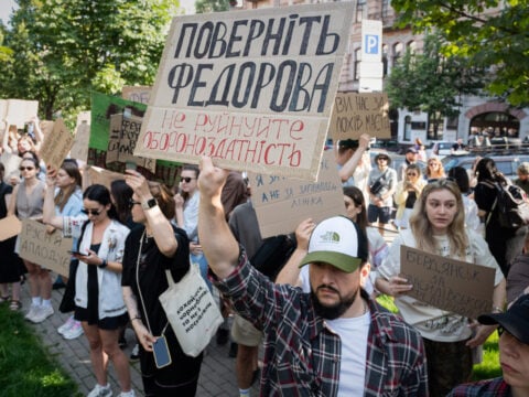 Ουκρανία: Πρωτόγνωρες διαδηλώσεις εν μέσω πολέμου μετά την απομάκρυνση του υπουργού Άμυνας Φεντόροφ