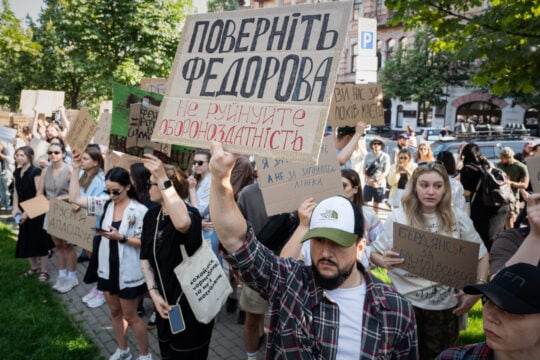 Ουκρανία: Πρωτόγνωρες διαδηλώσεις εν μέσω πολέμου μετά την απομάκρυνση του υπουργού Άμυνας Φεντόροφ