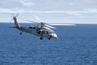 Αμερικανικό στρατιωτικό ελικόπτερο κατέπεσε στην Αραβική Θάλασσα – Αγνοείται η τύχη μέλους του πληρώματος