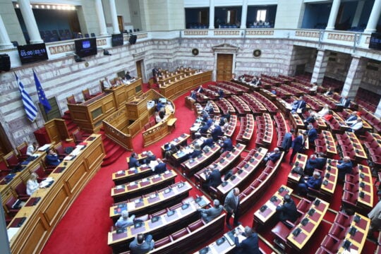 Βουλή: Ψηφίστηκαν η τροπολογία για τις συντάξεις χηρείας και οι ρυθμίσεις για τα ηλεκτρονικά πατίνια
