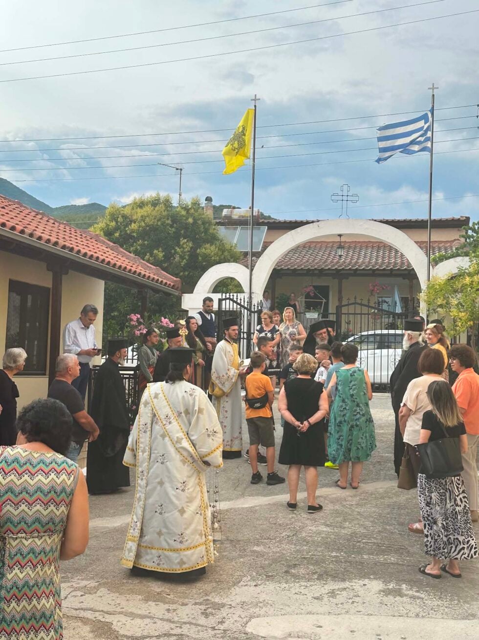 Προσκύνησαν τη… ζακέτα του Αγίου Παϊσίου στο Νέο Πετρίτσι Σερρών: «Καθαρή ειδωλολατρία»