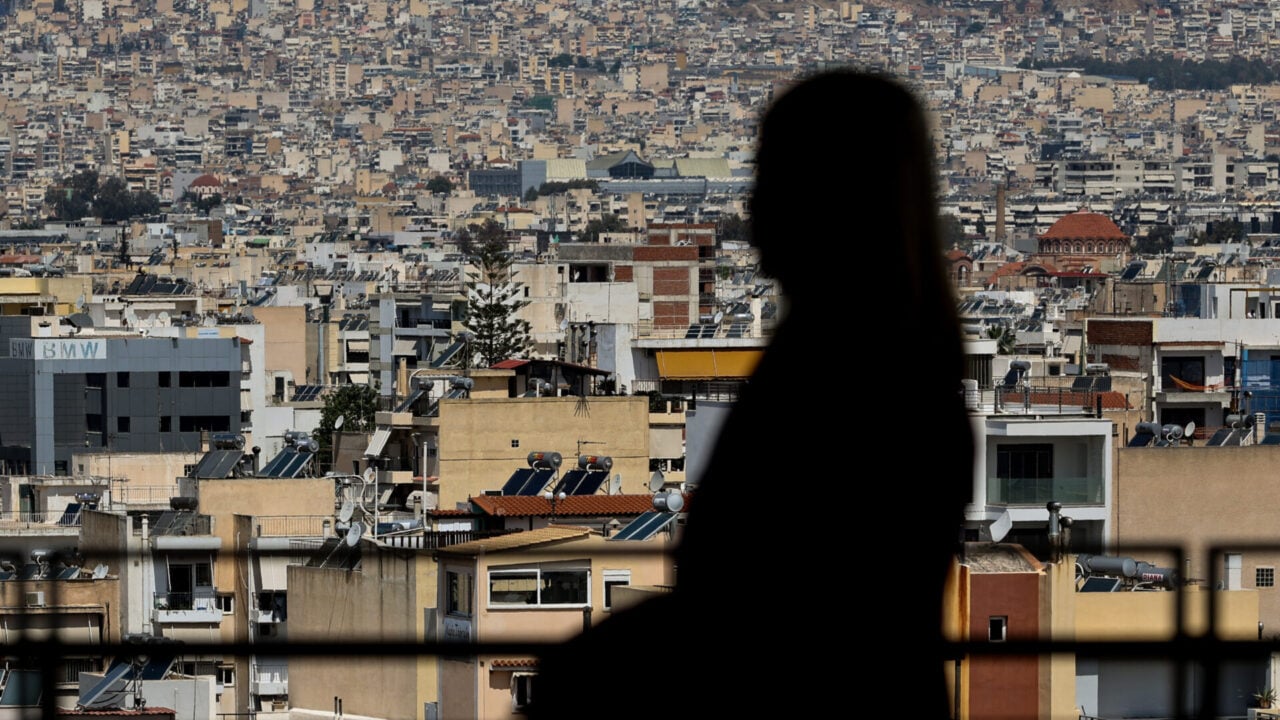Νέοι κανόνες στις πολυκατοικίες: Ενώνονται ή χωρίζουν διαμερίσματα – Τι προβλέπεται για απλήρωτα κοινόχρηστα