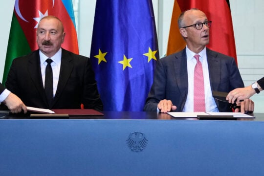 Μυστική συνάντηση Ρώσων και Γερμανών αξιωματούχων «μαρτύρησε» ο πρόεδρος του Αζερμπαϊτζάν