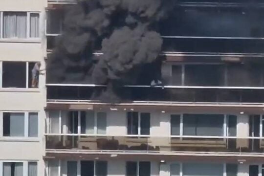 Αμβέρσα: Σοκαριστικό βίντεο από τη φωτιά στην πολυκατοικία – Παγιδευμένος ένοικος προσπαθεί να σωθεί [βίντεο]