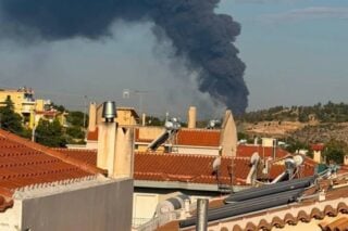 Φωτιά σε επιχείρηση στον Ασπρόπυργο: Μήνυμα του 112 στους κατοίκους να απομακρυνθούν από την περιοχή [βίντεο]