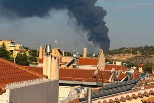 Φωτιά σε επιχείρηση στον Ασπρόπυργο: Ήχησε το 112 – Έξι τραυματίες, διασωληνωμένοι οι τρεις [βίντεο]
