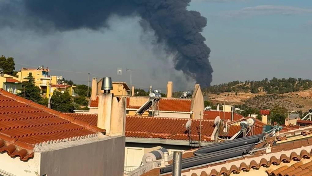 Φωτιά σε επιχείρηση στον Ασπρόπυργο: Μήνυμα του 112 στους κατοίκους να απομακρυνθούν από την περιοχή [βίντεο]