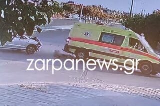 ΙΧ προσέκρουσε σε ασθενοφόρο / zarpanews.gr
