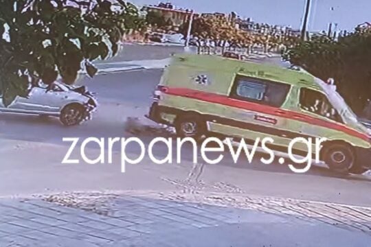 ΙΧ προσέκρουσε σε ασθενοφόρο / zarpanews.gr