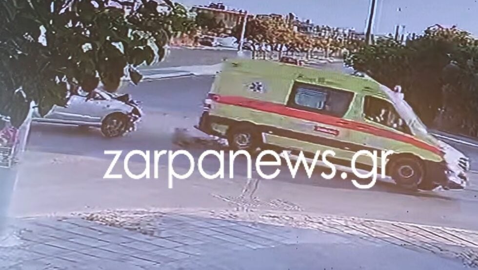 ΙΧ προσέκρουσε σε ασθενοφόρο / zarpanews.gr
