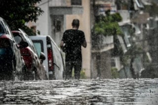 Καταιγίδα στην Αττική: Παρέλυσαν περιοχές από ένα μπουρίνι λίγων λεπτών – Πλημμύρες, απεγκλωβισμοί, δέντρα στους δρόμους [βίντεο]