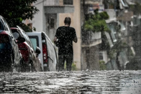 Αττική: Παρέλυσαν περιοχές από ένα μπουρίνι λίγων λεπτών – Πλημμύρες, απεγκλωβισμοί, δέντρα στους δρόμους [βίντεο]
