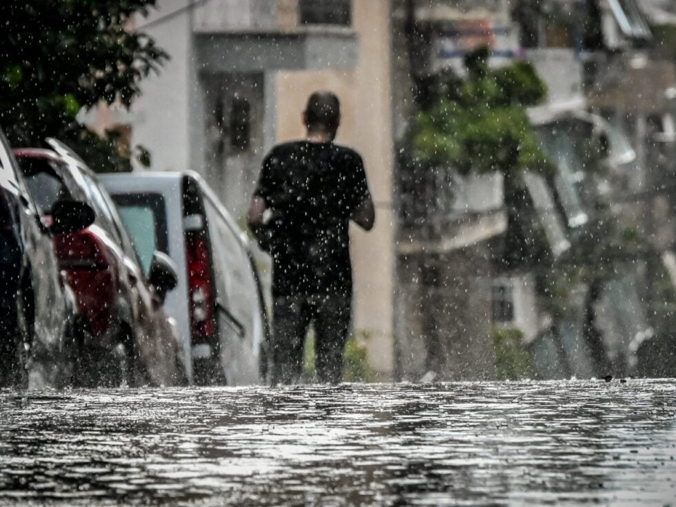 Παρέλυσε η Αττική από ένα μπουρίνι λίγων λεπτών: Πλημμύρες, δέντρα στους δρόμους, χάος στις συγκοινωνίες [βίντεο]