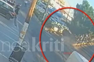 Η στιγμή που το αυτοκίνητο στο Ηράκλειο πέφτει πάνω σε δένδρο και παρκαρισμένα ΙΧ