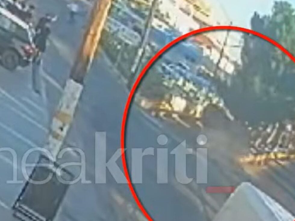 Η στιγμή που το αυτοκίνητο στο Ηράκλειο πέφτει πάνω σε δένδρο και παρκαρισμένα ΙΧ