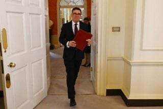Βρετανία: Ο Μπέρναμ καταργεί τον ΦΠΑ στους λογαριασμούς ρεύματος – Το πρώτο μέτρο κατά της ακρίβειας