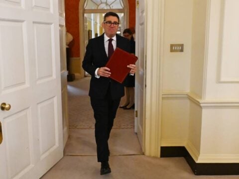 Βρετανία: Ο Μπέρναμ καταργεί τον ΦΠΑ στους λογαριασμούς ρεύματος – Το πρώτο μέτρο κατά της ακρίβειας