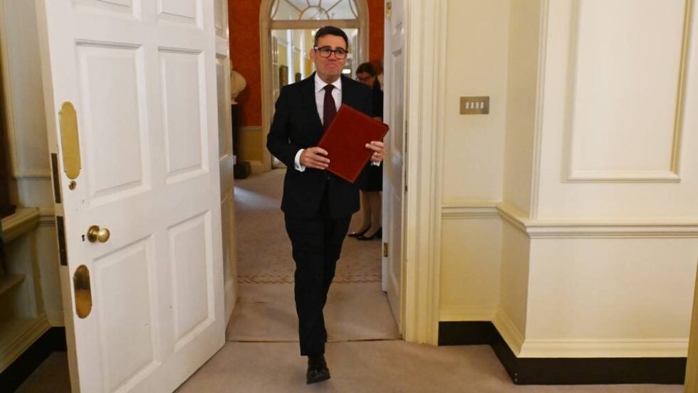 Βρετανία: Ο Μπέρναμ καταργεί τον ΦΠΑ στους λογαριασμούς ρεύματος – Το πρώτο μέτρο κατά της ακρίβειας