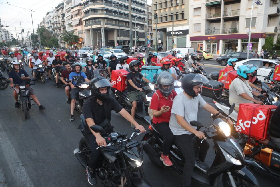 Μοτοπορεία διανομέων για το νέο εργατικό δυστύχημα – Απέκλεισαν προσωρινά την πλατεία Συντάγματος [βίντεο]