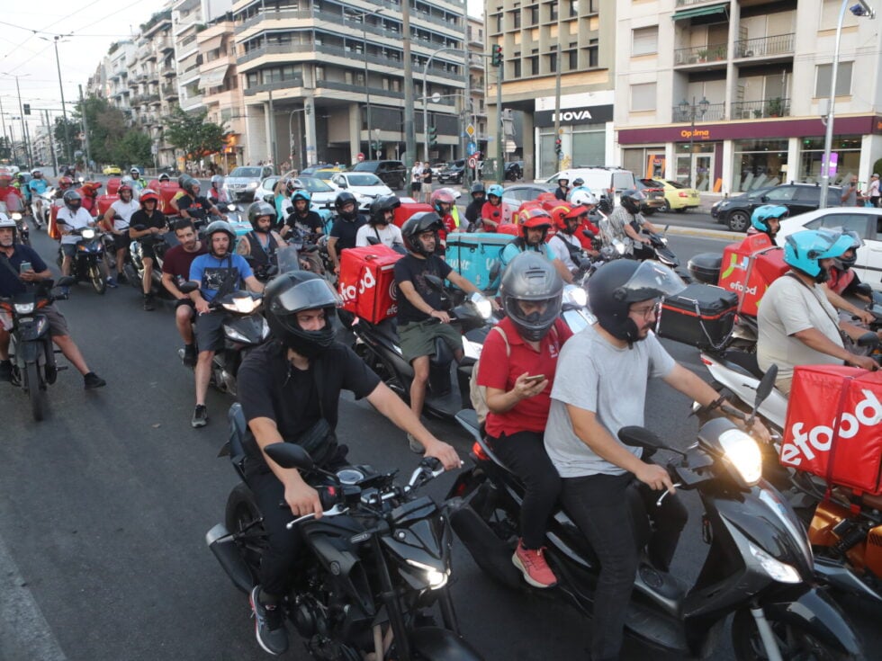Μοτοπορεία διανομέων για το νέο εργατικό δυστύχημα – Απέκλεισαν προσωρινά την πλατεία Συντάγματος [βίντεο]