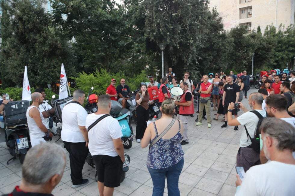 Μοτοπορεία διανομέων για το νέο εργατικό δυστύχημα – Απέκλεισαν προσωρινά την πλατεία Συντάγματος [βίντεο]
