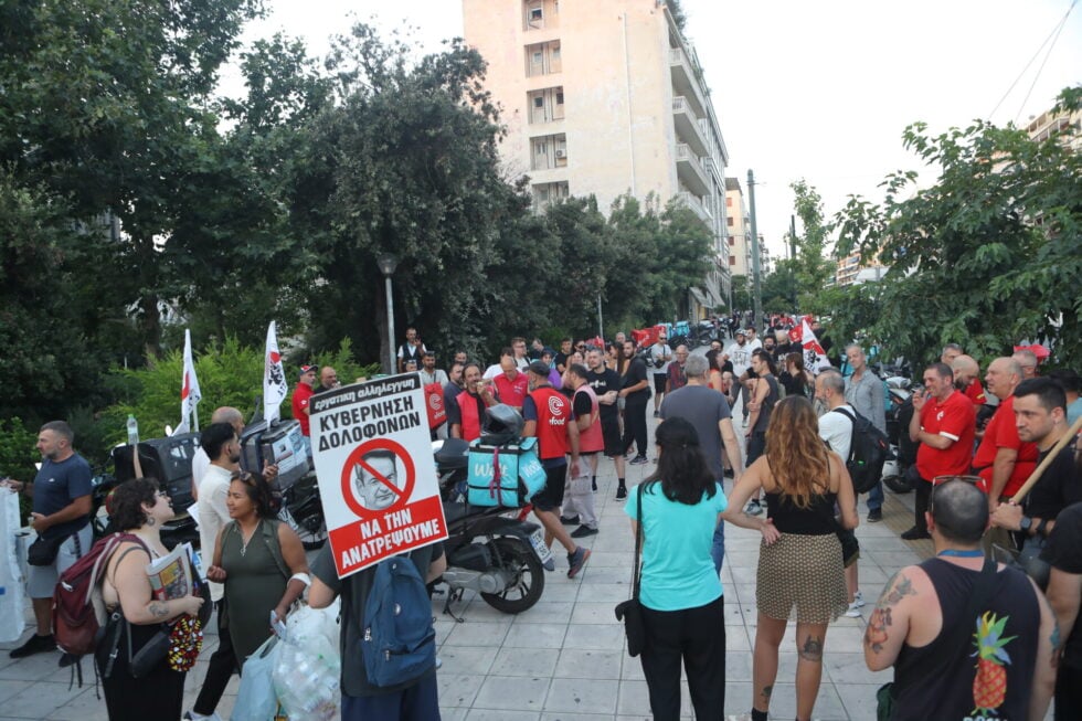Μοτοπορεία διανομέων για το νέο εργατικό δυστύχημα – Απέκλεισαν προσωρινά την πλατεία Συντάγματος [βίντεο]