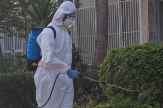 Γλυφάδα: Ξεκίνησαν οι ψεκασμοί μετά από επιβεβαιωμένο κρούσμα του ιού του Δυτικού Νείλου [βίντεο]