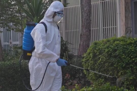 Γλυφάδα: Ξεκίνησαν οι ψεκασμοί μετά από επιβεβαιωμένο κρούσμα του ιού του Δυτικού Νείλου [βίντεο]