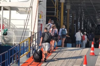 Μεγάλη έξοδος από τα λιμάνια της Αττικής: «Απόδραση» άνω των 110.000 επιβατών το τριήμερο [βίντεο]