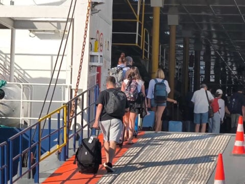 Μεγάλη έξοδος από τα λιμάνια της Αττικής: «Απόδραση» άνω των 110.000 επιβατών το τριήμερο [βίντεο]