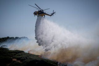 Φωτιά στον Άγιο Δημήτριο Κοζάνης – Σηκώθηκε ένα ελικόπτερο