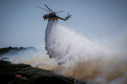 Φωτιά στον Άγιο Δημήτριο Κοζάνης – Σηκώθηκε ένα ελικόπτερο