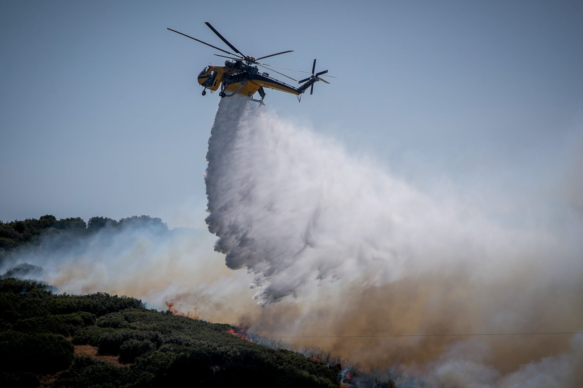 Φωτιά στον Άγιο Δημήτριο Κοζάνης – Σηκώθηκε ένα ελικόπτερο