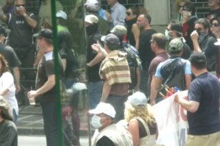 Η φωτογραφία που τράβηξε ο δημοσιογράφος Ηλίας Προβόπουλος από την πορεία που έγιναν τα επεισόδια στη Marfin