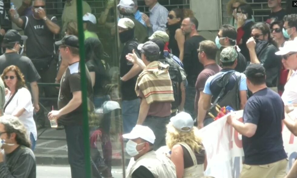 Η φωτογραφία που τράβηξε ο δημοσιογράφος Ηλίας Προβόπουλος από την πορεία που έγιναν τα επεισόδια στη Marfin