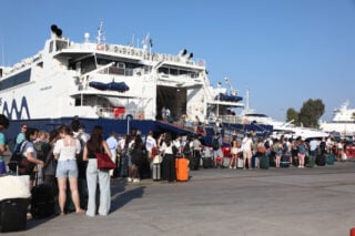 «Βουλιάζουν» τα λιμάνια της Αττικής: Κορυφώνεται η έξοδος των αδειούχων