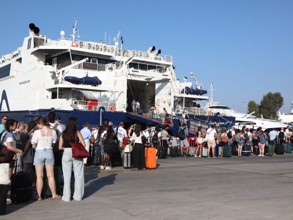 «Βουλιάζουν» τα λιμάνια της Αττικής: Κορυφώνεται η έξοδος των αδειούχων