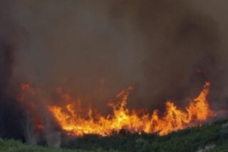 Πυρκαγιά στον Ασπρόπυργο – Ήχησε το 112