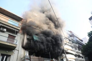 Πυρκαγιά σε διαμέρισμα στον Πειραιά – Μεγάλη κινητοποίηση της Πυροσβεστικής [βίντεο]