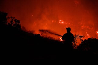 Πυρκαγιά στη Θεσσαλονίκη: Ολονύχτια μάχη με τις φλόγες στον δήμο Θέρμης