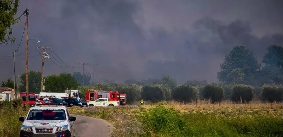 Πυρκαγιά στη Σουρωτή Θεσσαλονίκης: Ενισχύθηκαν οι δυνάμεις της πυροσβεστικής – Επιχειρούν 7 εναέρια μέσα